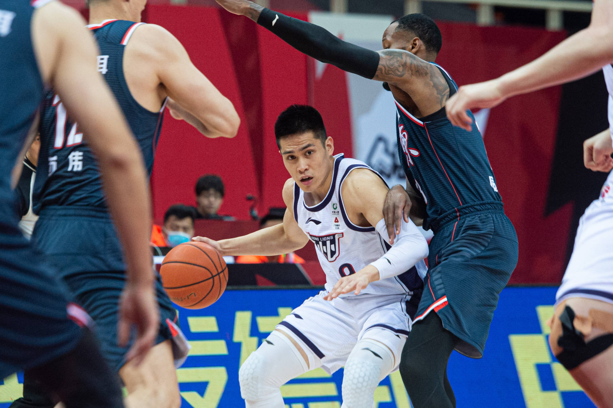 摩尔陈盈骏发威广州男篮一度领先广东队第二套阵容被对手反超