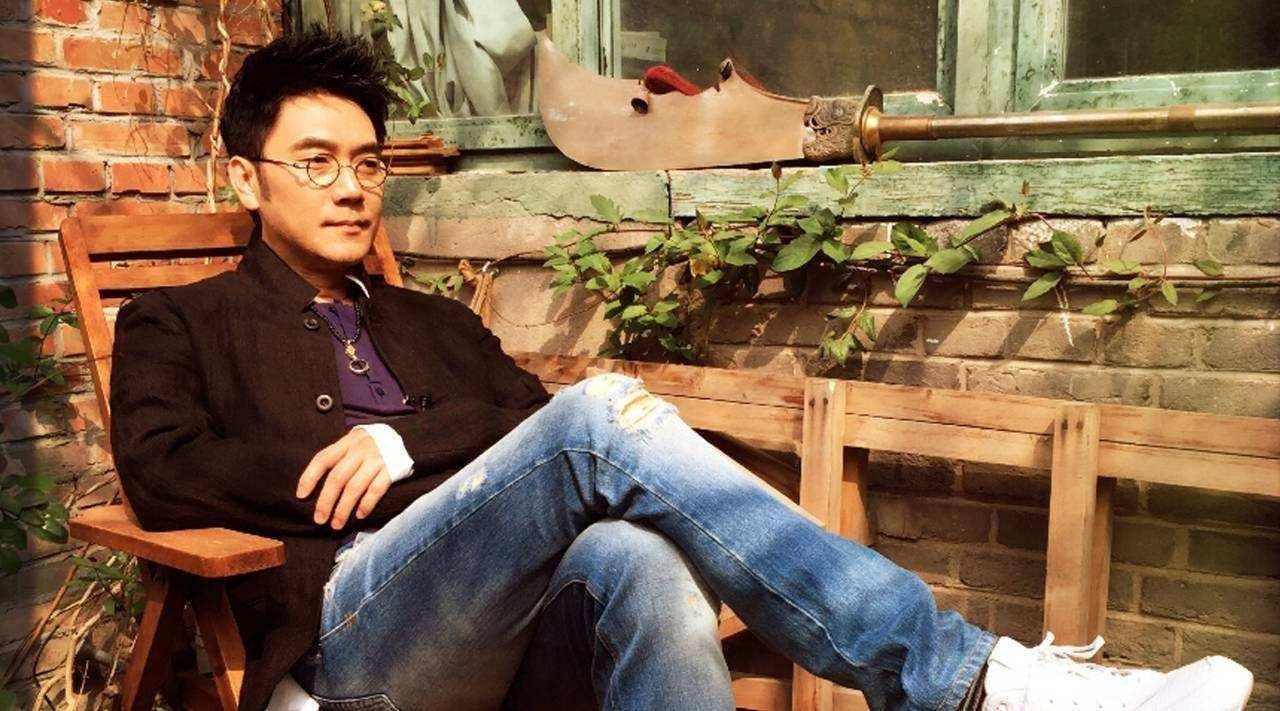 泛亚电竞明星晒娃花样多江宏杰不露面周杰伦戴墨镜林依轮靠文案赢了(图2)