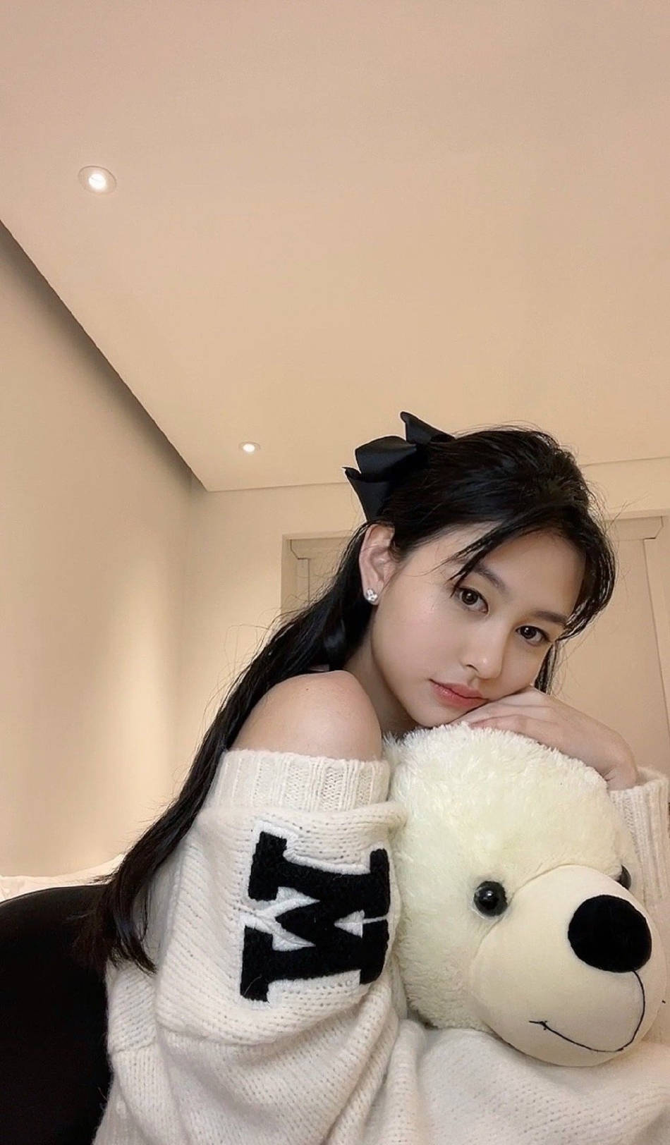 邱淑贞女儿晒美照穿白色毛衣半露香肩清纯可人