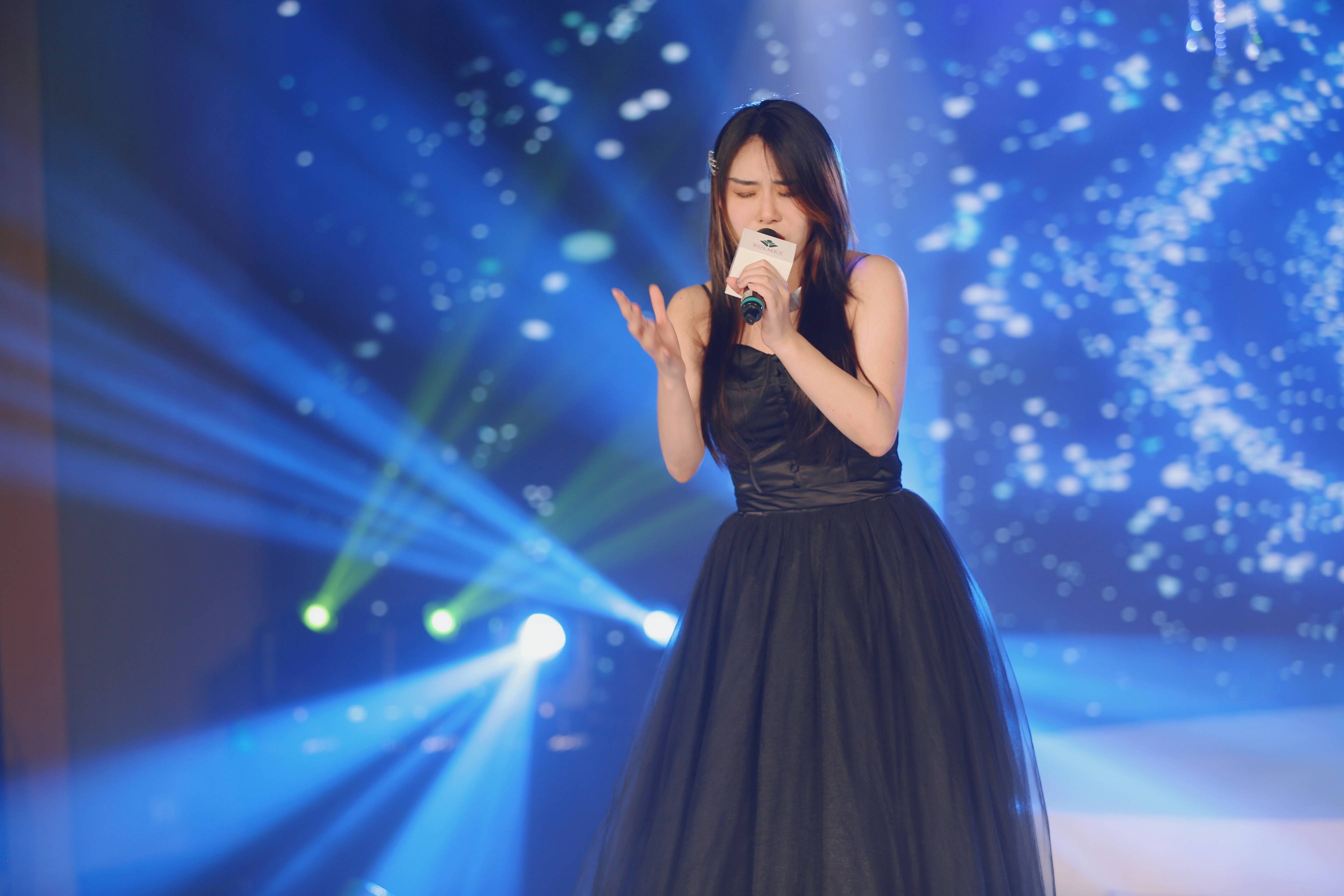 歌手叶莺新歌渐渐明白首唱之夜超好听不愧有情歌小魔女称号