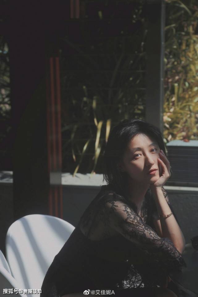 在此之前艾佳妮还是一个默默无闻的小演员,出道多年,客串了不少影视剧