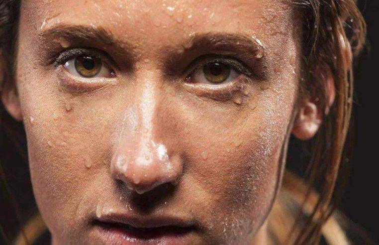 水是生命之本若是脱水将会令身体陷入困境得及时补水