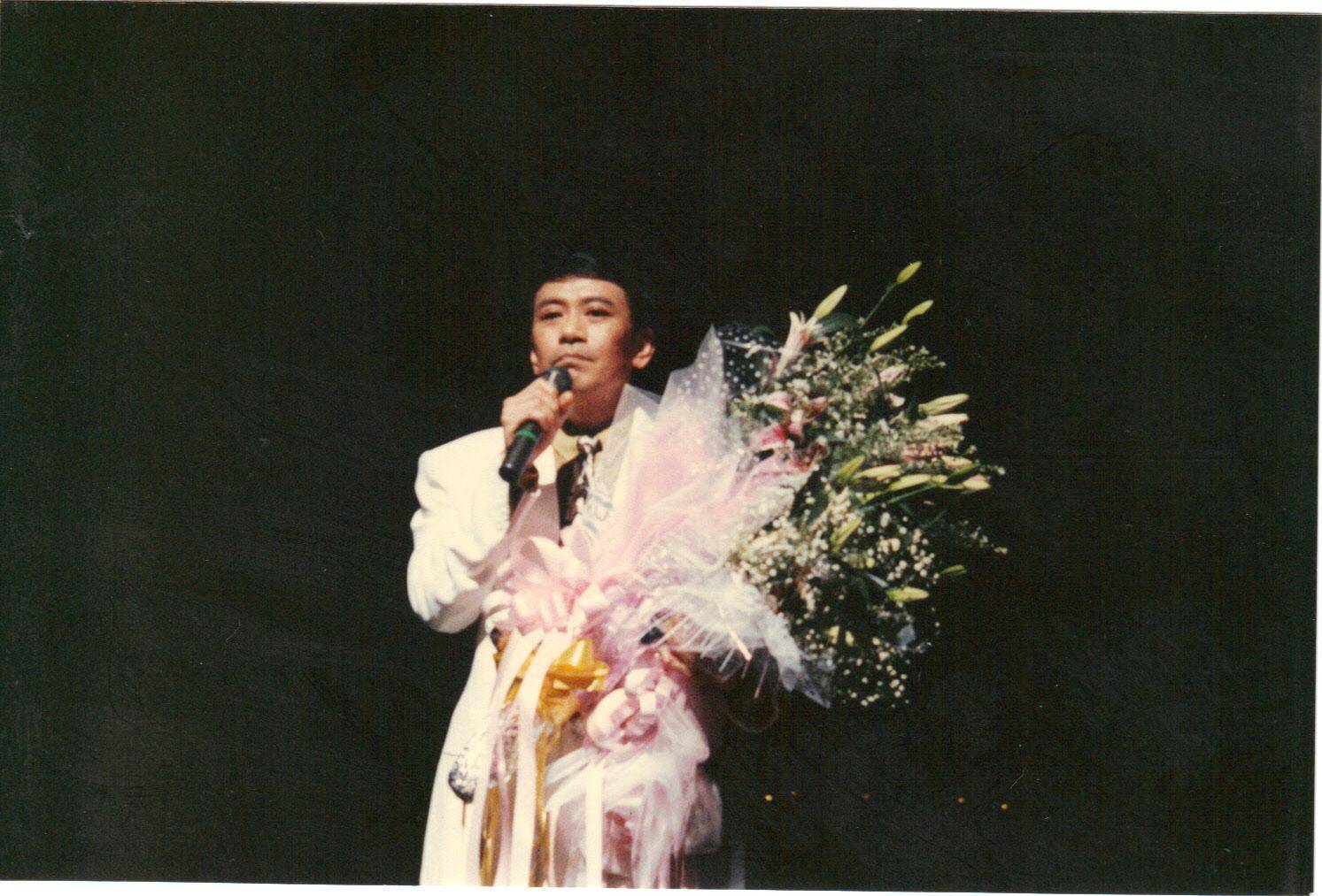 这首歌就是传唱甚广的《几许风雨》,罗文没想到这个年纪轻轻的姑娘,竟