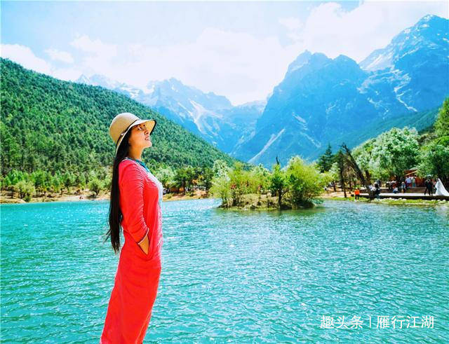丽江玉龙雪山脚下的唯美湖泊，神似月亮，湖水色泽随着天气而变化