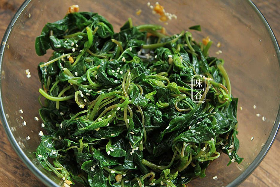 这野菜为蔬菜中的佼佼者,拌一拌就能吃,清脆爽口,比大鱼大肉香