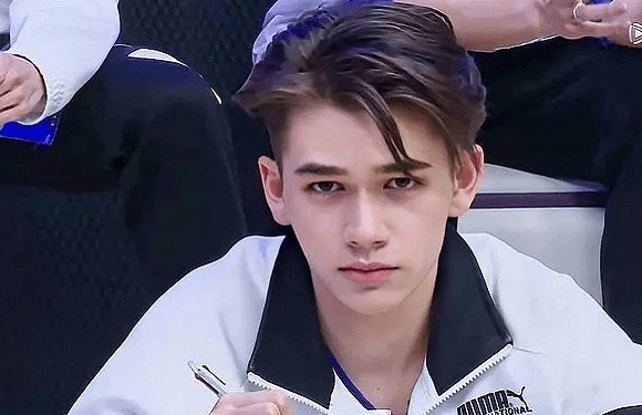 最让人心动的是庆怜一脸认真的给摄影大哥画画的状