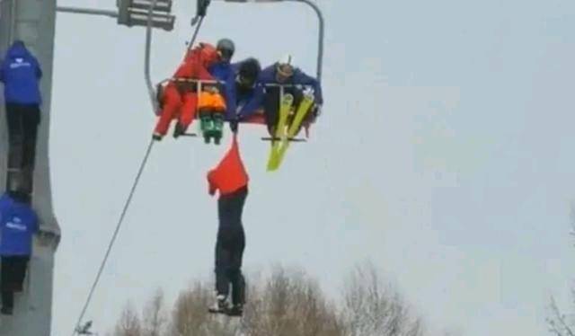 河北张家口游客掉下滑雪场缆车被同伴及时抓住衣服悬半空！