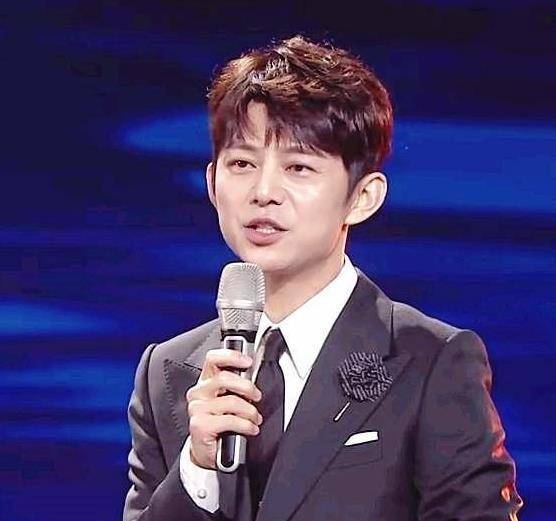 何炅收礼风波后 与男性友人挽手出行 上演 摸脸杀 直男不敢看 朋友