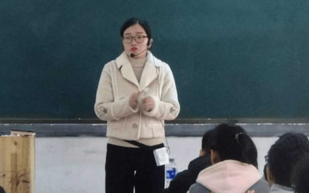 最近很火的大学女老师 805cb6064e7044fc9786d21fb96ea389.png