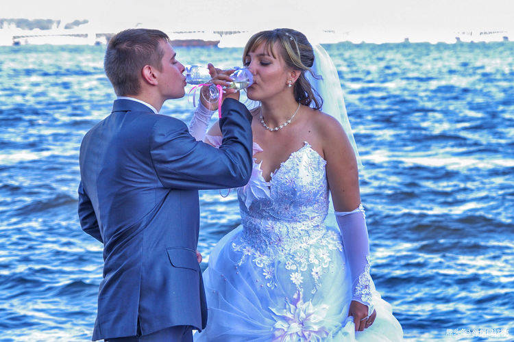 俄罗斯最奇特婚礼习俗，新人喝完交杯酒，要用力把杯子摔碎