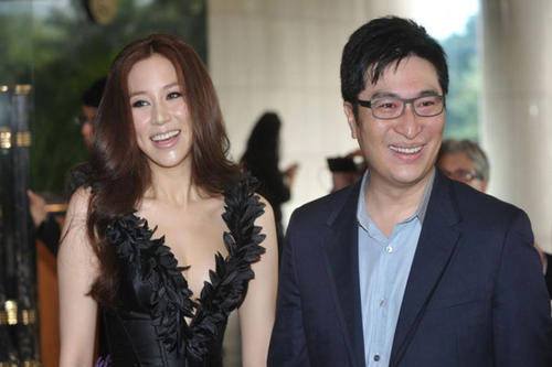 李嘉欣不仅仅自己当老二,还把姐姐李嘉明介绍给了香港眼镜大王顾毅勇