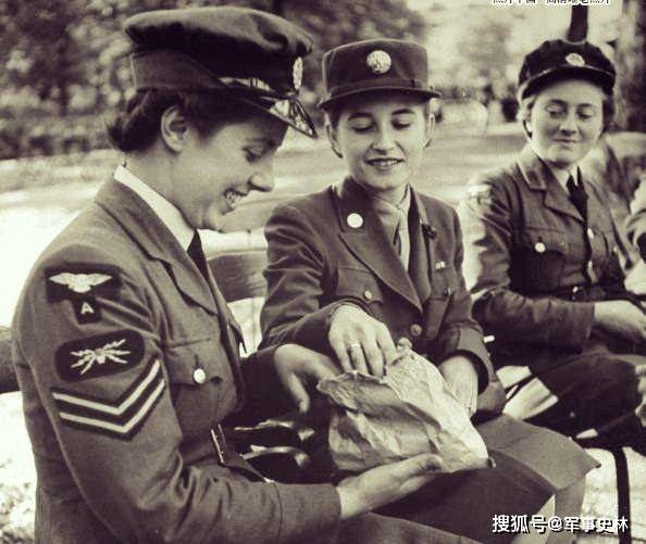 二战时期英国女性服装图片