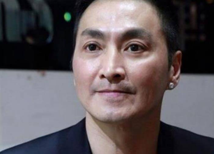 "展昭"何家劲近照曝光,在工地开挖掘机,60岁精神饱满仍单身