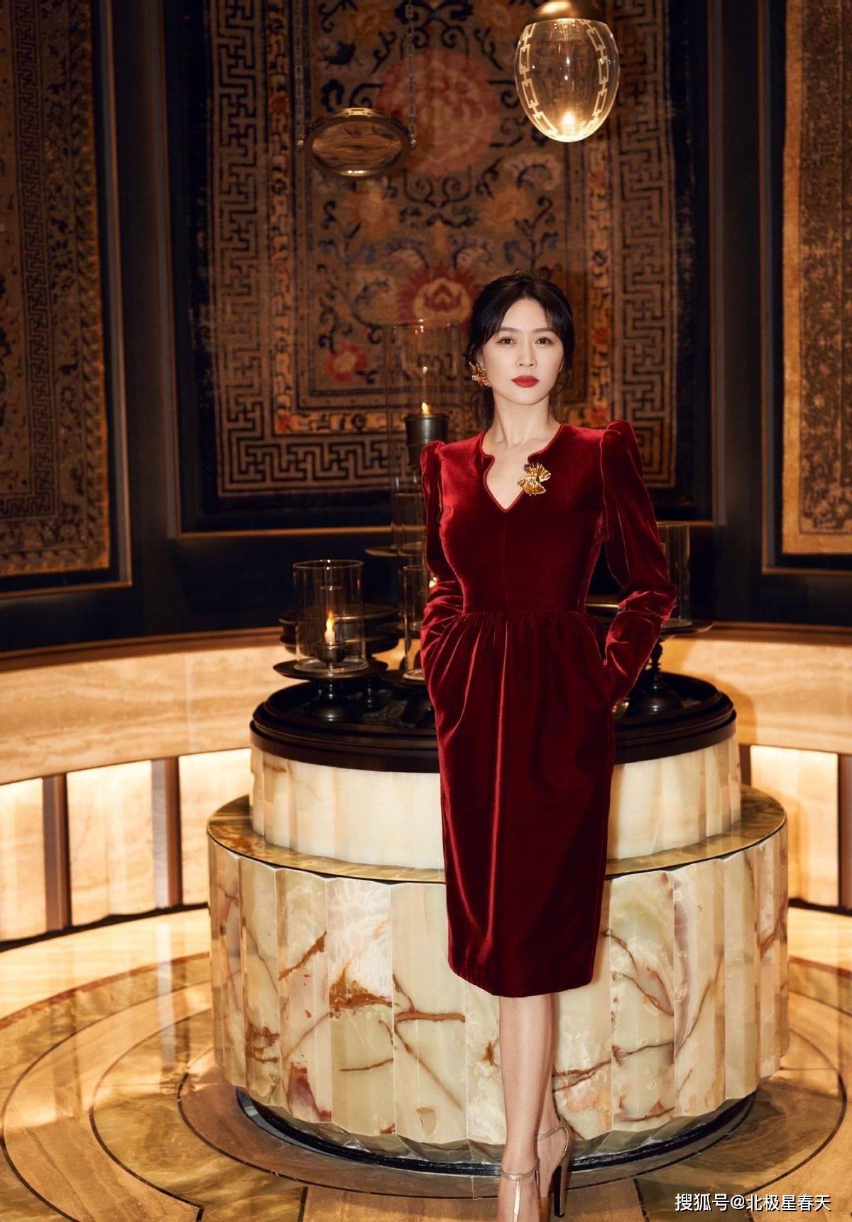 田海蓉巴黎看秀好高调绿大衣配印花刺绣连衣裙高贵典雅又霸气