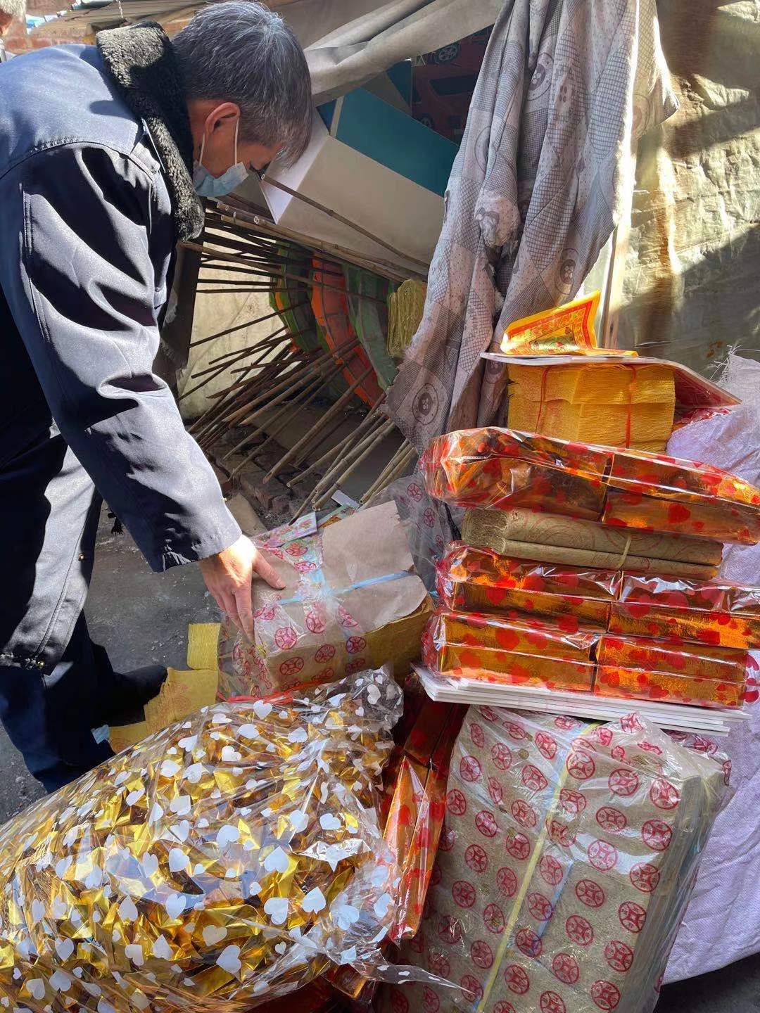 丧葬用品店藏暗道查出冥纸冥币200公斤