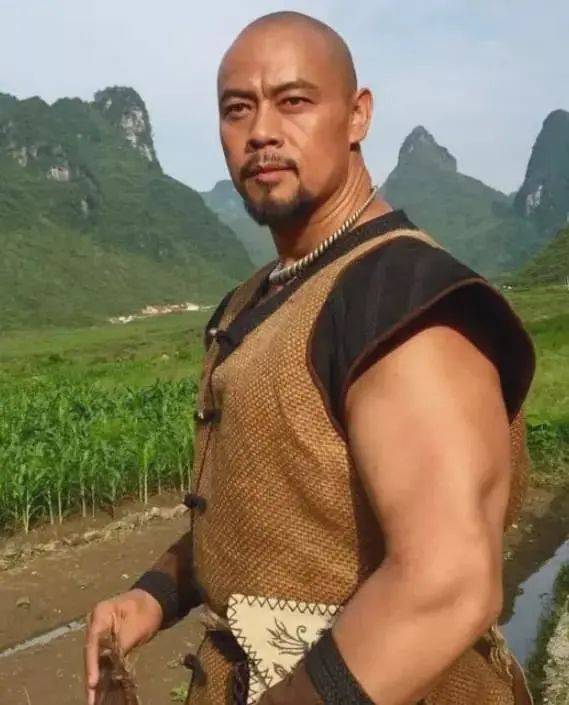 健美教练晋松转行当演员,成就经典鲁智深,94年娇妻小他21岁_李汶桐