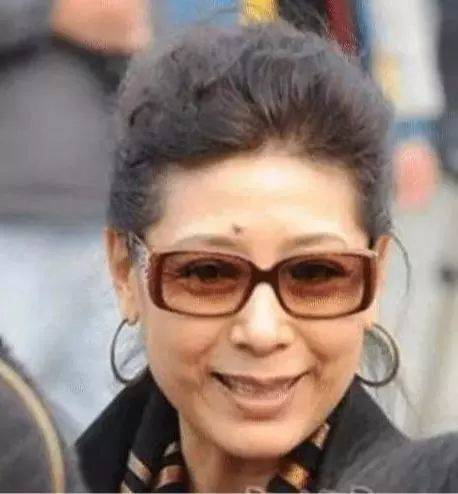 她是国家一级演员,45岁二婚嫁高官被宠21年,今66岁衰老惹人心疼_牧村