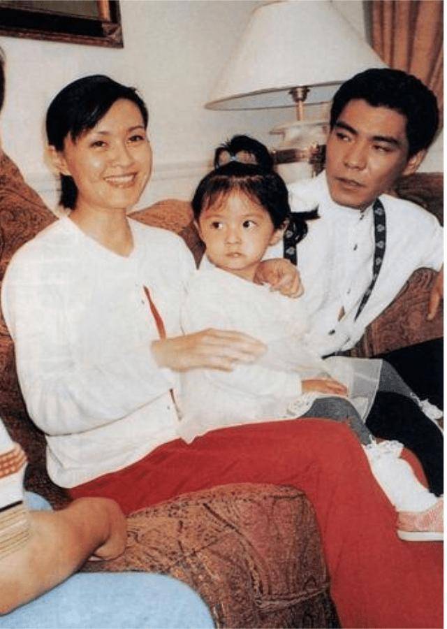 宁愿与导演丈夫离婚也要嫁给小10岁屠洪刚的方舒如今怎么样了