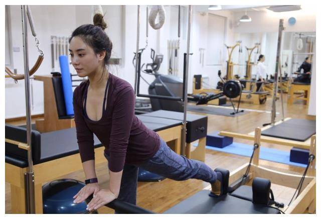 李小冉分享冻龄秘诀美貌依旧s曲线谁能看出她45岁