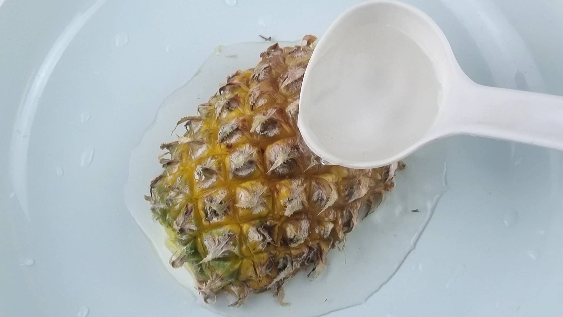 原来菠萝去皮这么简单不挖眼不削皮又快又省事一点也不脏手