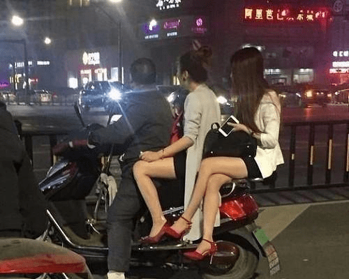 原创
每日一笑:大叔真是人生大赢家啊,开摩的都有这么好的福气呢