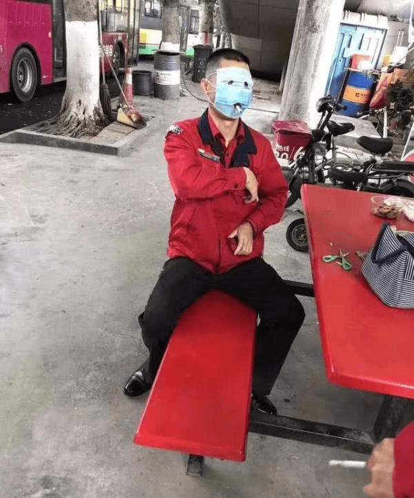 原创每日一笑原来戴口罩可以这样抽烟大哥真是解锁了新姿势啊