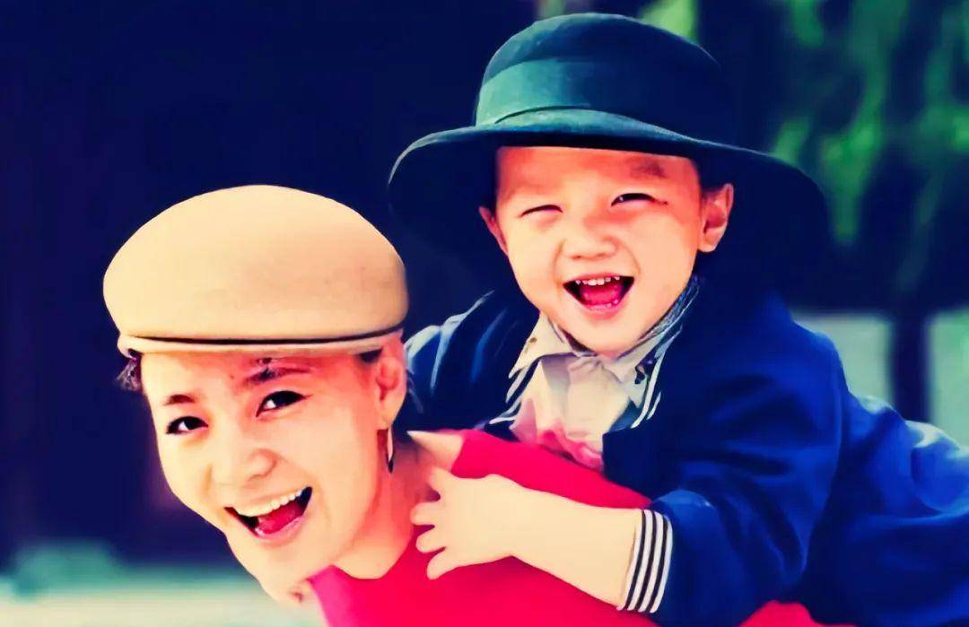 双标的英达缺席长子巴图的成长倾心培养幼子为国争光