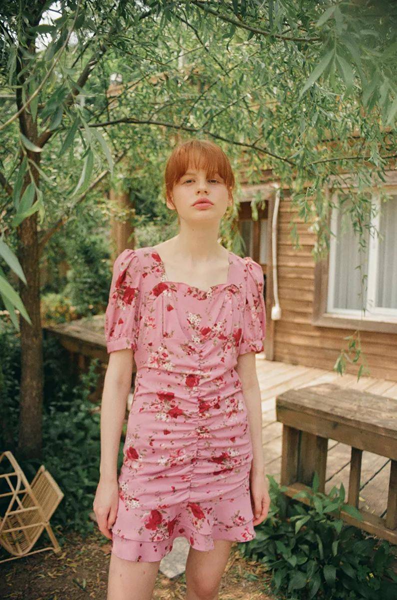 要把这些鲜艳的色彩穿上身,可得多费点脑筋,做好色彩搭配,你的造型就