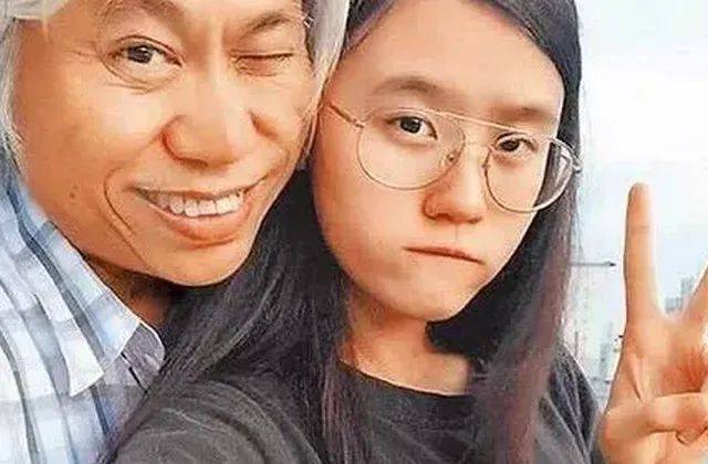 63岁李坤城娶24岁娇妻，女方为他与家人决裂，如今他们怎样了
