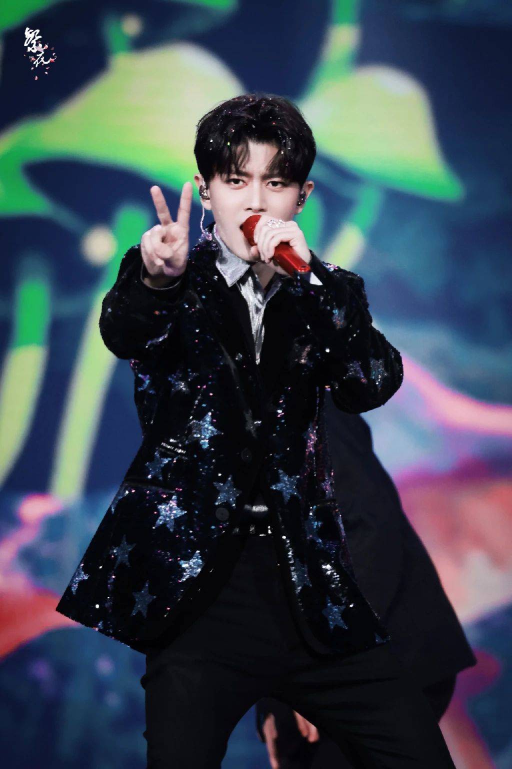 任嘉伦壁纸一年有四季天气有多变唯一不变的是爱你的心