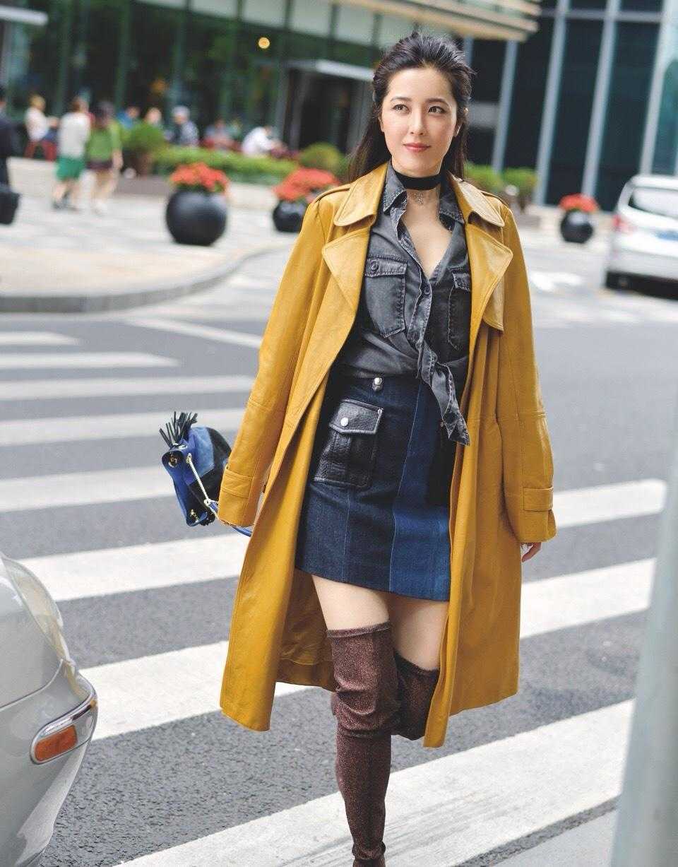 曾黎一点不像70后一袭香槟色礼服华丽高级身材傲人好惹眼