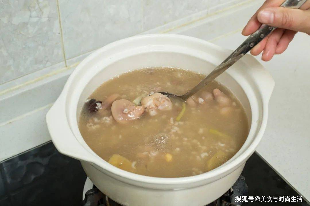 猪脚怎么煲汤肥而不腻 80ac15e099a64b449983555467652073.jpeg