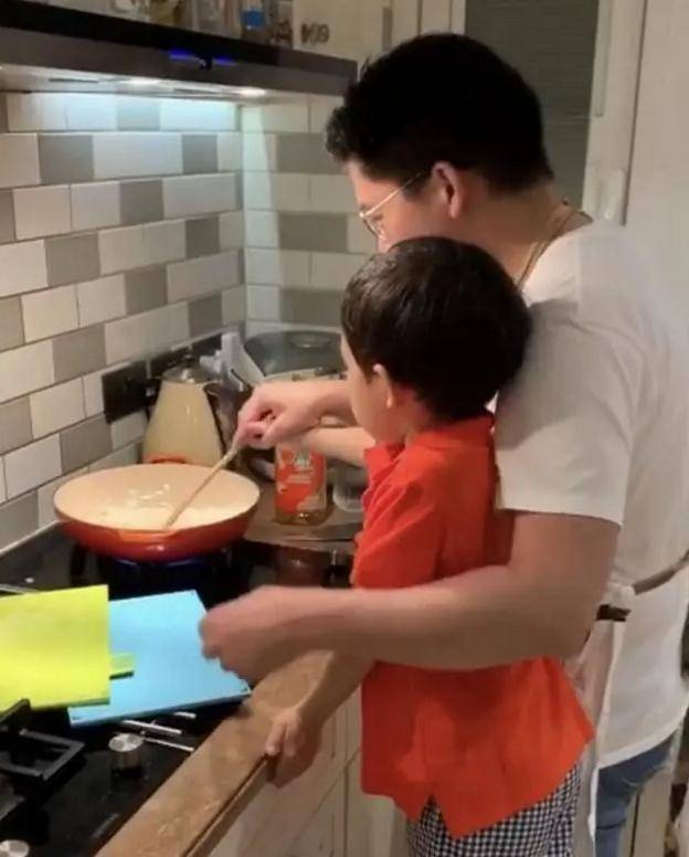 原创看“豪门”家庭吃啥？霍启刚一家人的晚餐照，网友直呼：太接地气