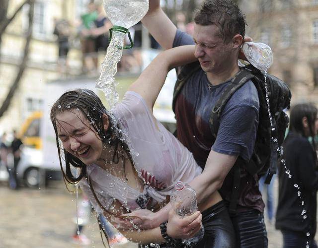乌克兰最“辣眼睛”的节日，美女们个个浑身湿透，却还乐此不疲！