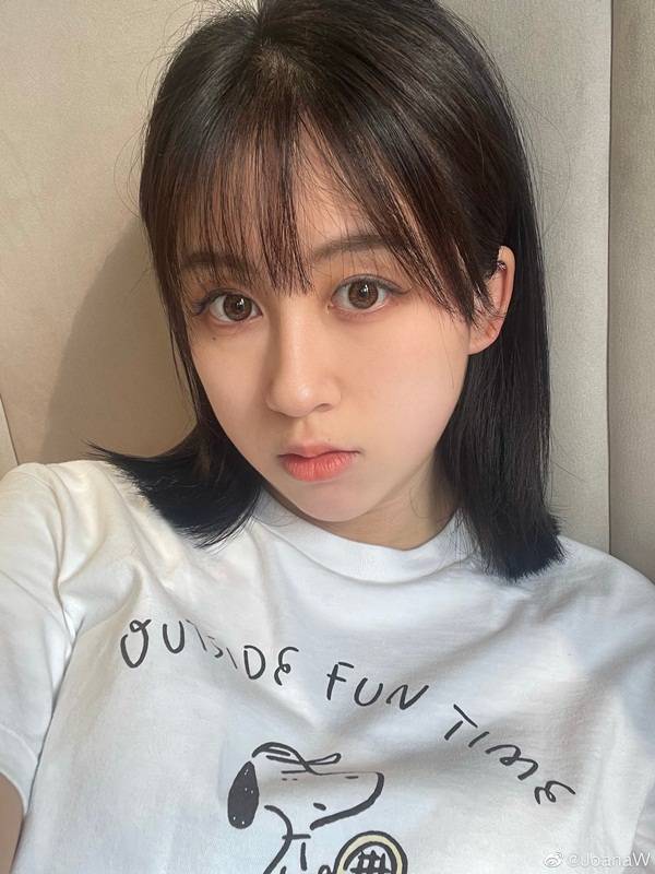 韦世豪女友晒生活照 皮肤白皙身材凹凸有致(图)