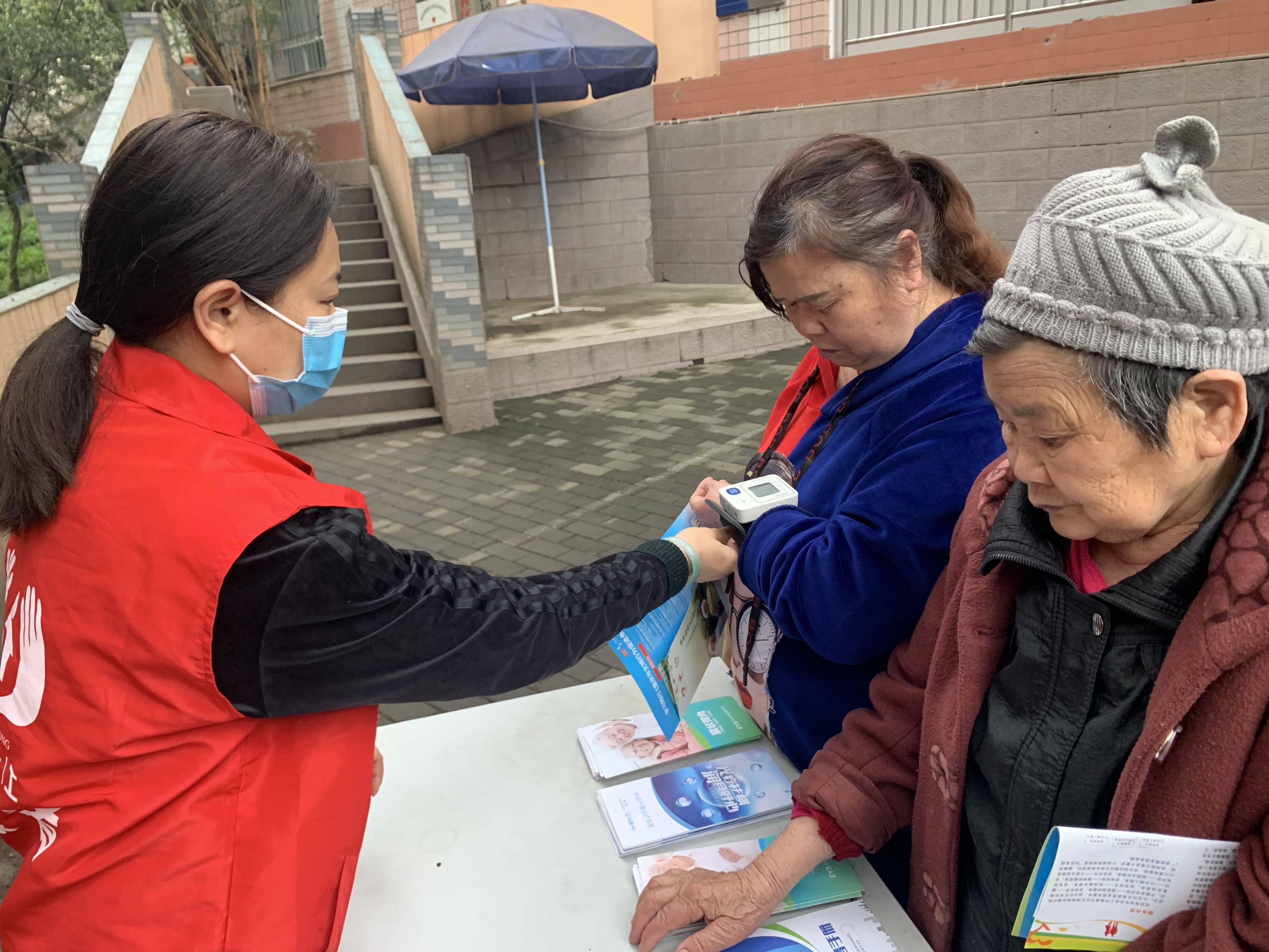 社工联合医院志愿者为社区老人测量血压