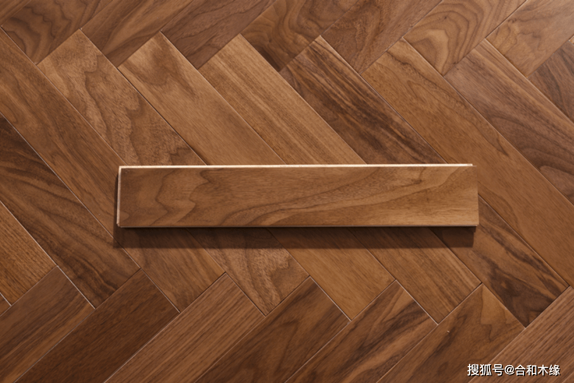 不喜欢千篇一律的横拼木地板可以考虑流行的人字拼