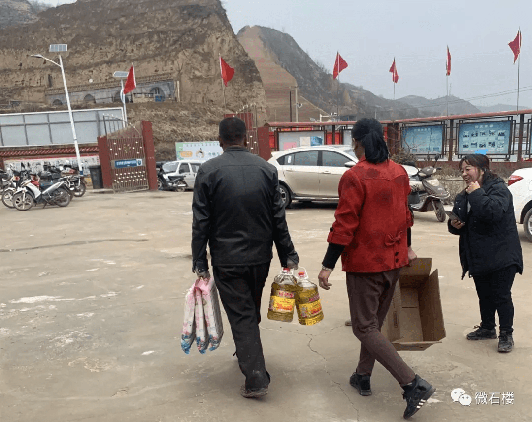 石楼县新天地超市在罗村镇泊河村开展爱心捐助活动