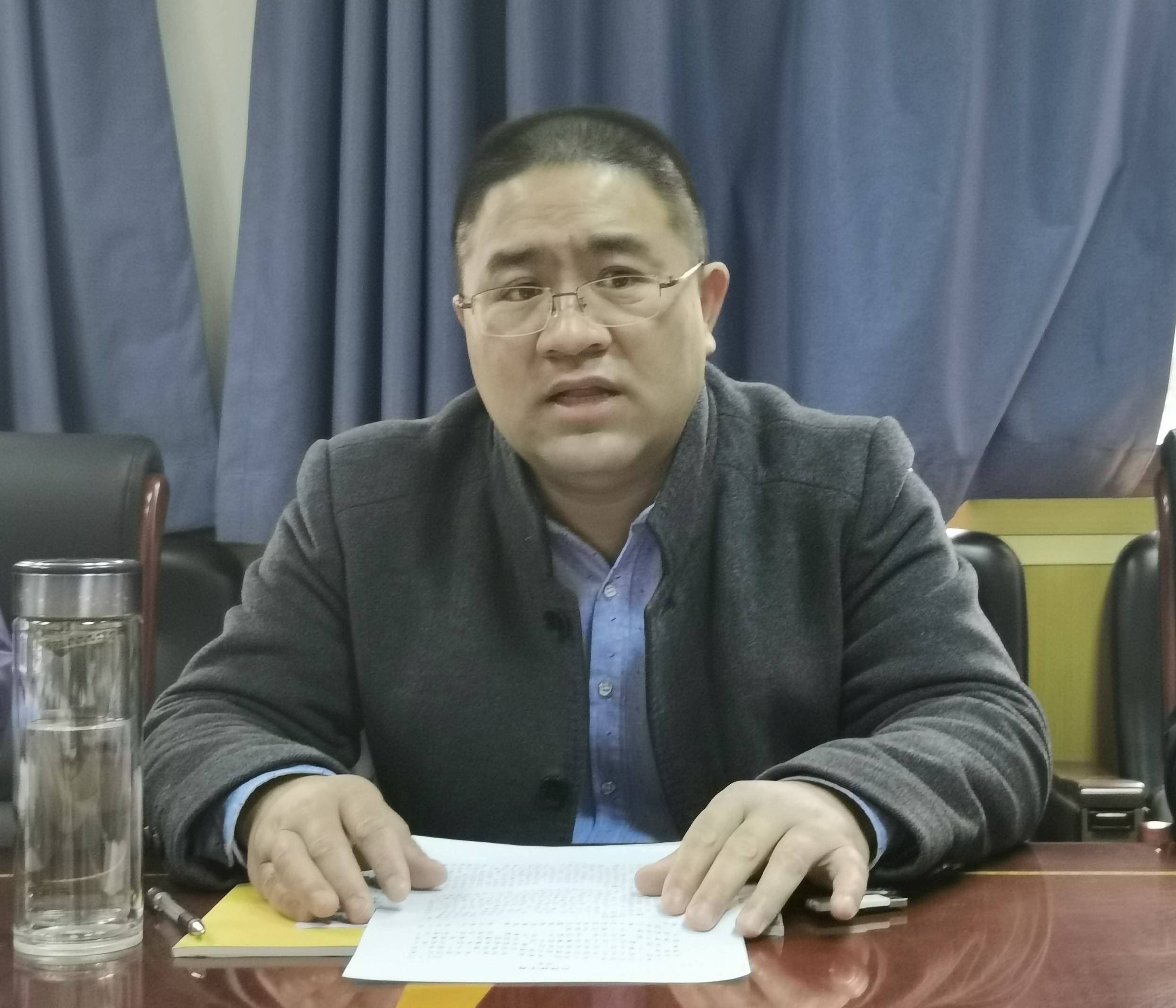 会议由党总支书记陈胜领学,校长姜波和与会干部们