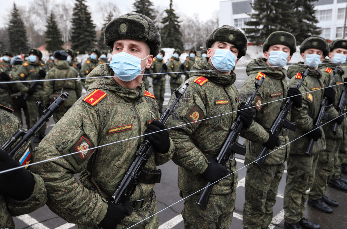 俄羅斯軍人在莫斯科克裡姆林宮,為勝利日紅場大閱兵進行訓練!