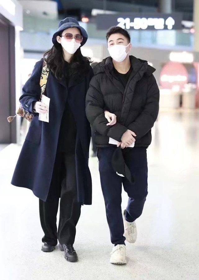 3月19日,奚梦瑶与老公何猷君现身机场被拍,照片中,奚梦瑶身穿蓝黑色长