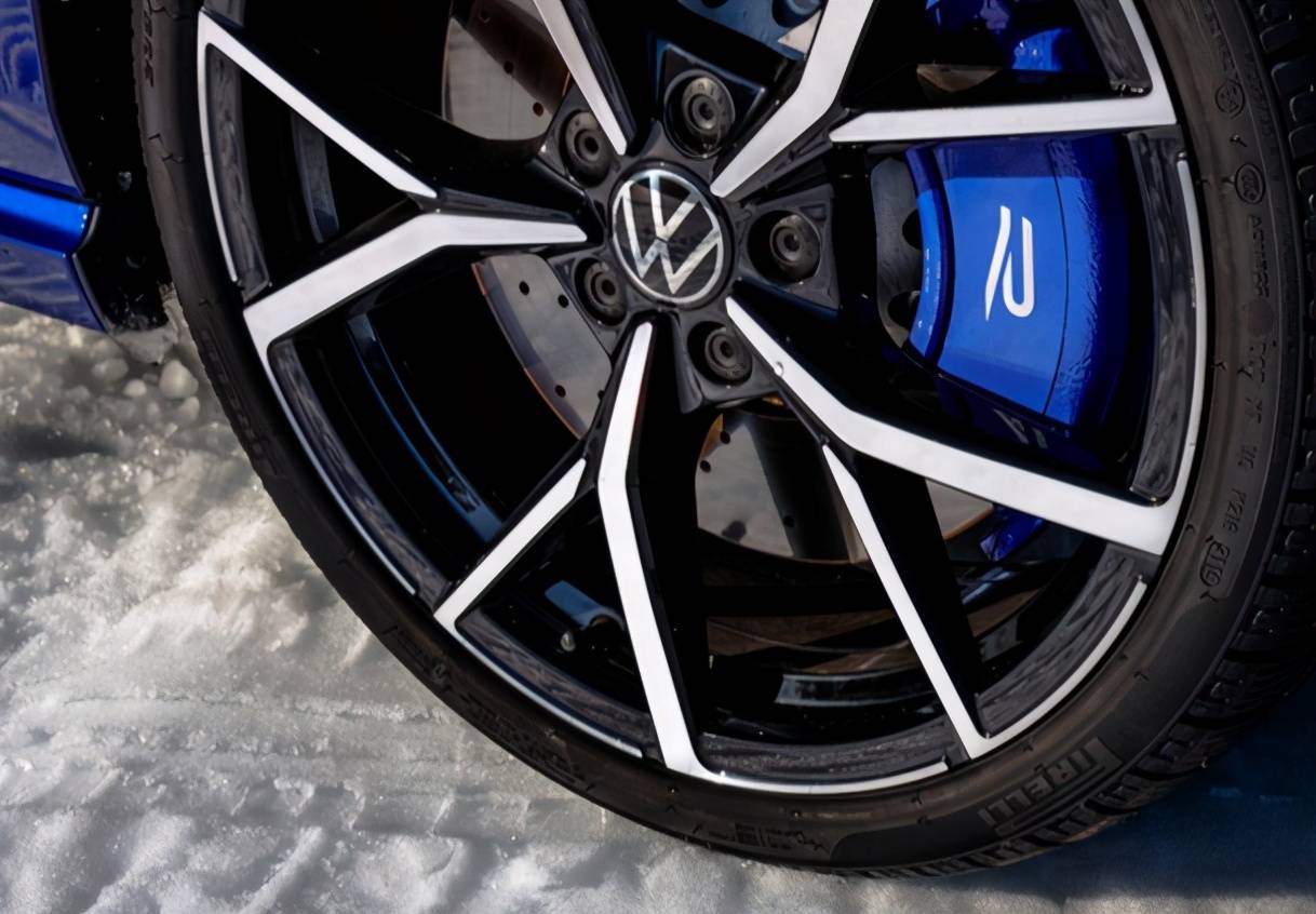 性能最强大众高尔夫蓝色刹车卡钳四驱20t加速仅6秒真帅气