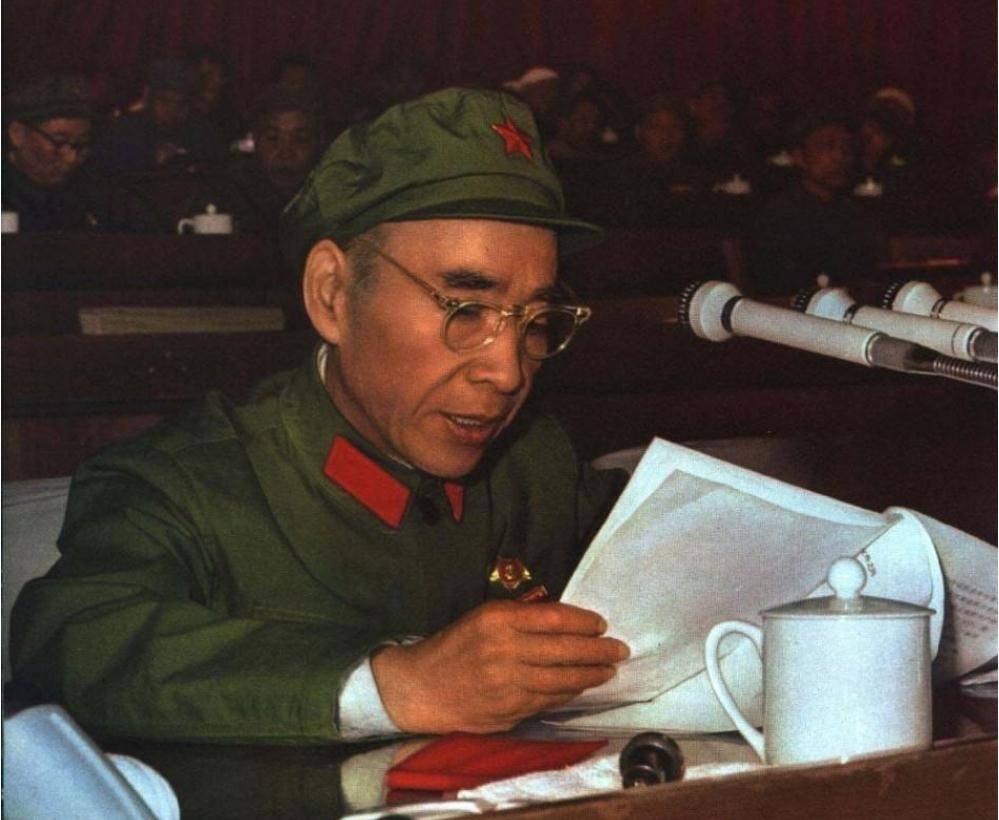 与林彪结婚后,叶群赠他两句诗:教诲恩情永不忘,他年定随到黄泉_林总