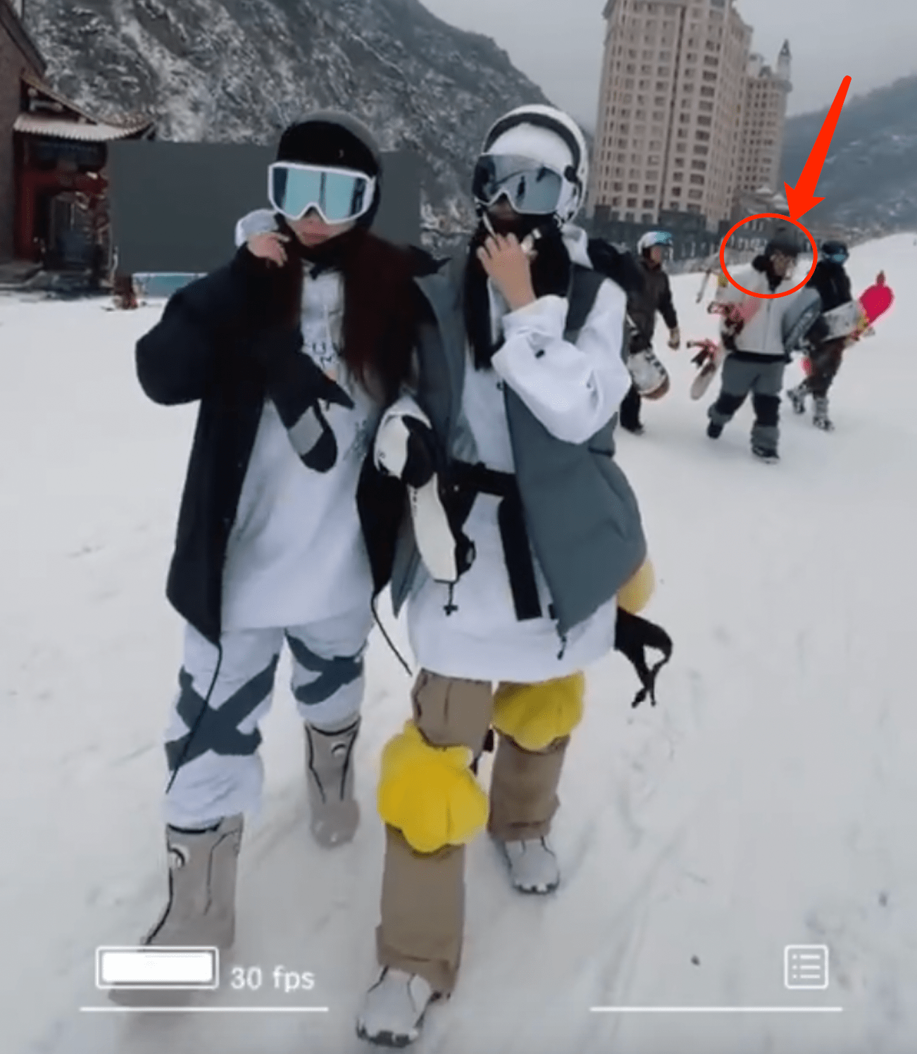 40岁李小璐晒滑雪视频疑似与pgone同行网友质疑二人已复合