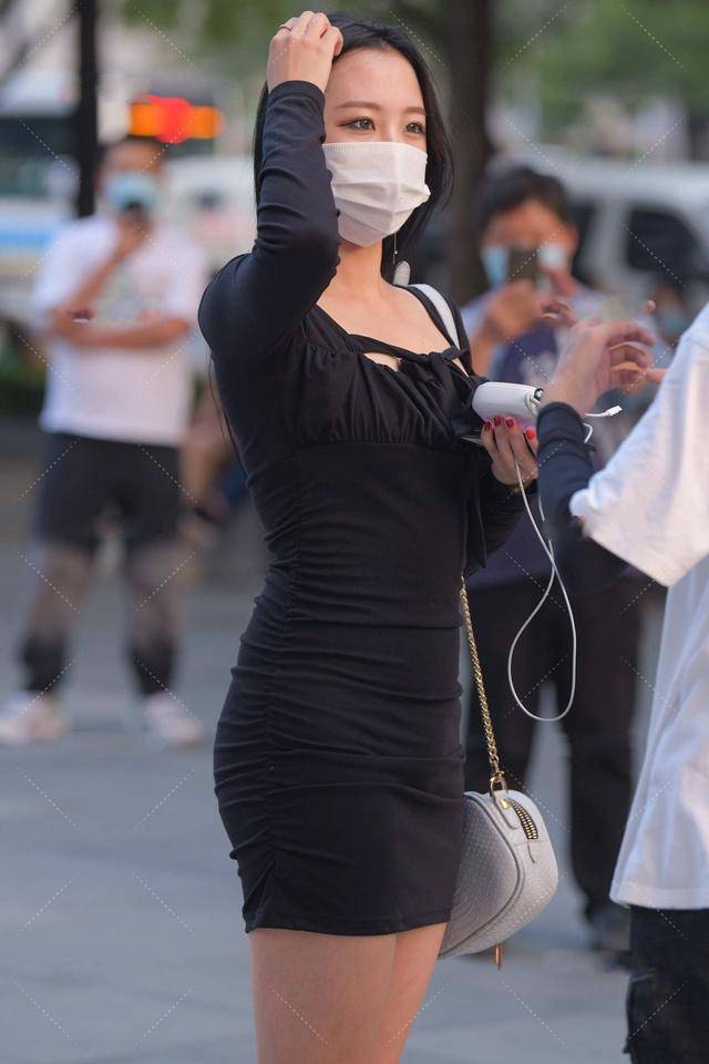 黑色包臀裙穿出了女性身材的曲线,成熟美丽又不失个性的魅力释放!