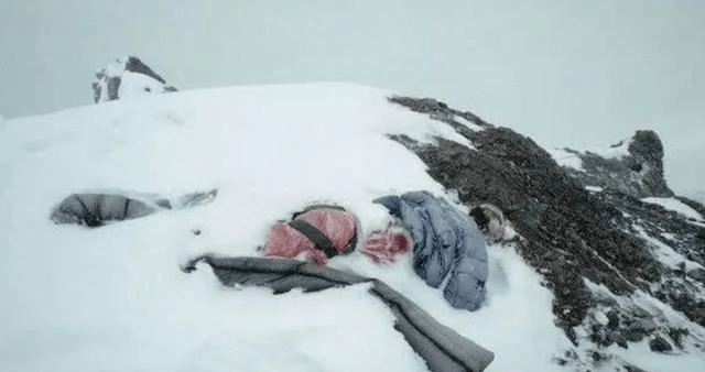 “睡美人”在珠峰躺了9年，百人路过无视，唯独他做了件“傻事”