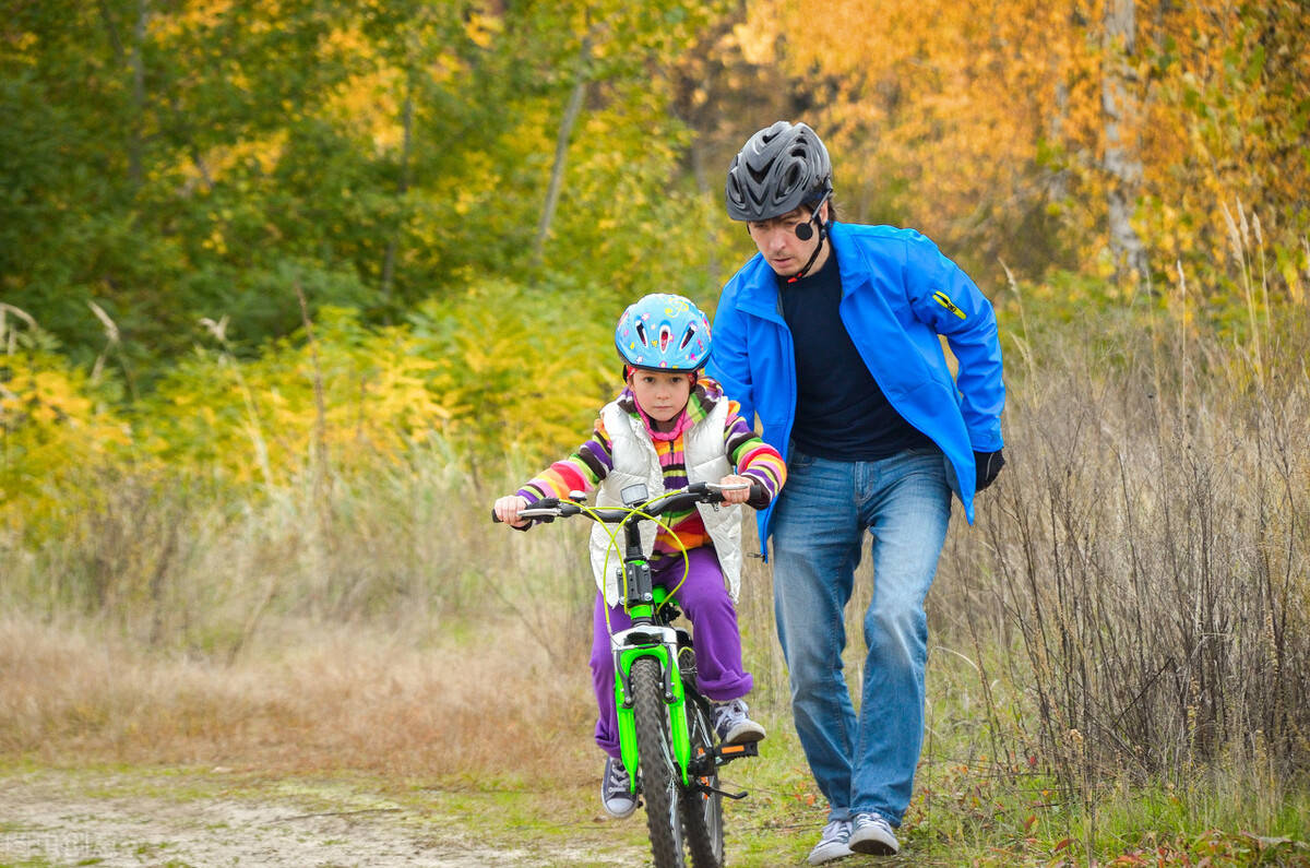 小孩学骑自行车的来看看并不是每个人都会骑自行车