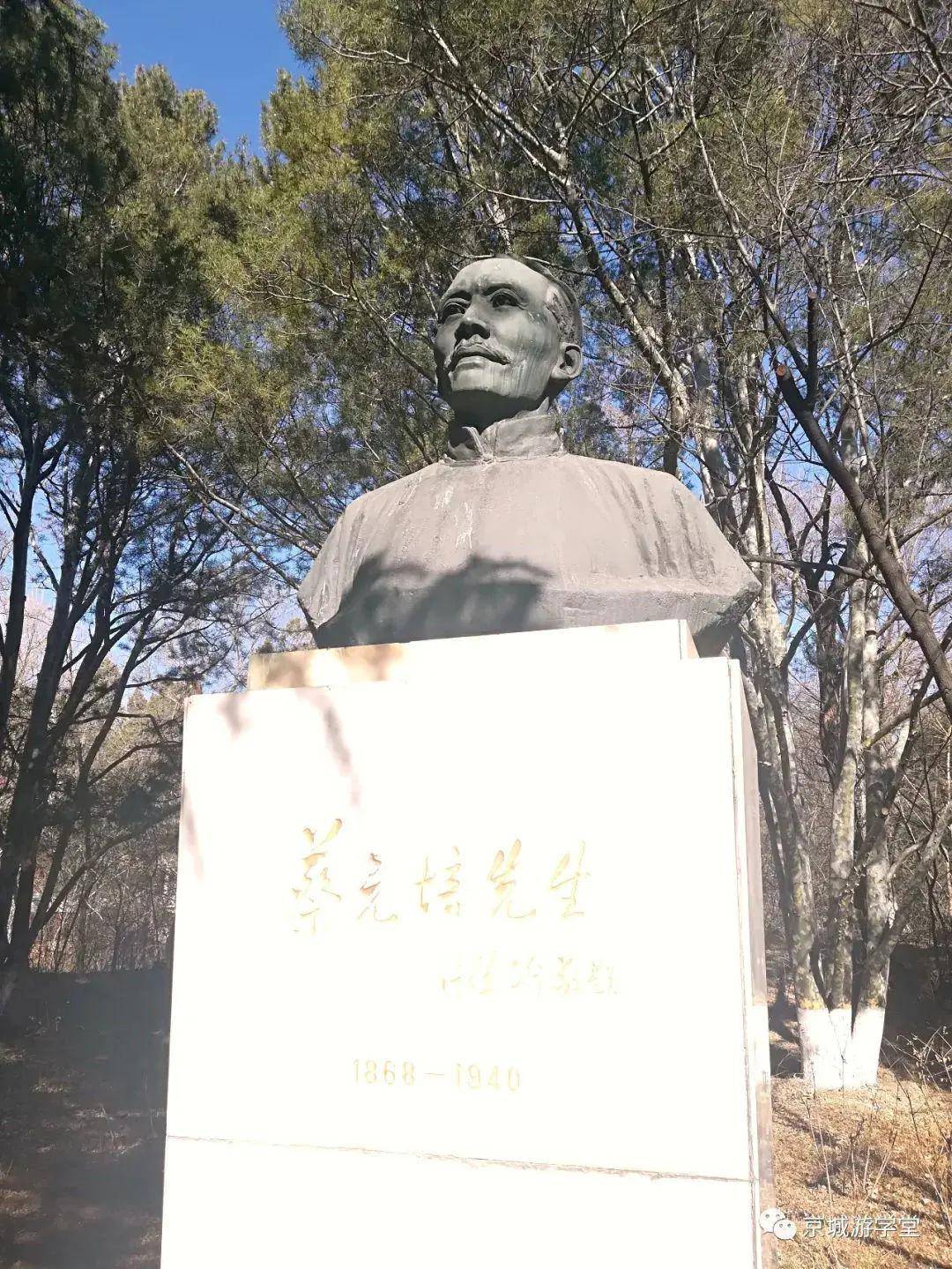 老校长,左三张兴根(北大中文系办公室主任,左四黄诚楚(北大教授,左