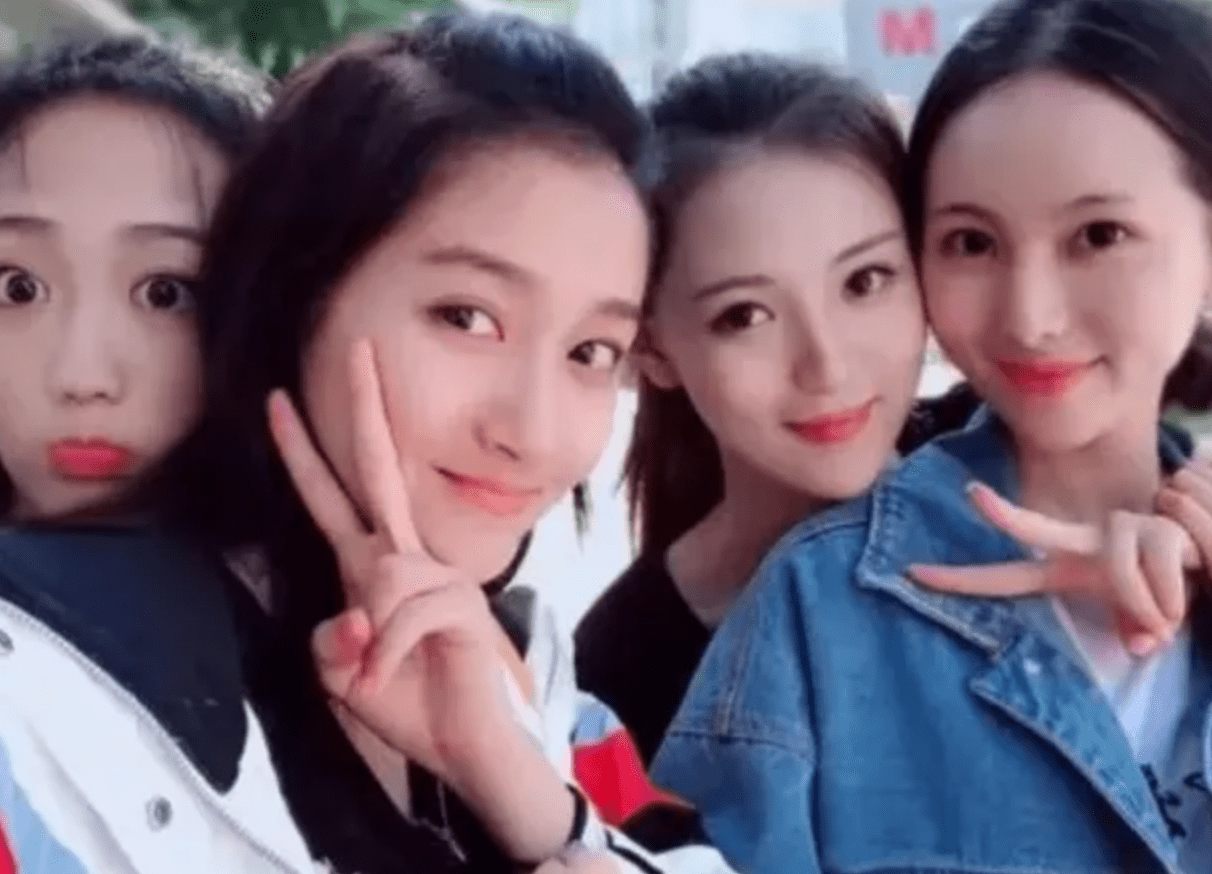 关晓彤说自己"全宿舍最丑",本以为是谦虚,看到合照后:神仙打架!_年纪