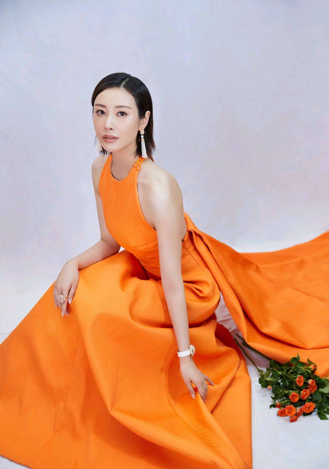 李纯也太敢穿了穿上露背设计的橙色连衣裙尽显好身材
